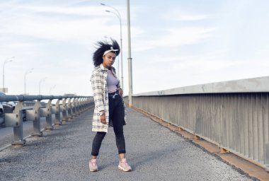 bir koyu tenli kızla sonbahar yürüyüş