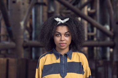 bir koyu tenli kızla sonbahar yürüyüş