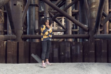 bir koyu tenli kızla sonbahar yürüyüş