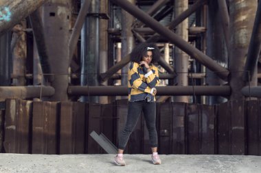 bir koyu tenli kızla sonbahar yürüyüş