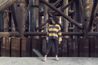 bir koyu tenli kızla sonbahar yürüyüş