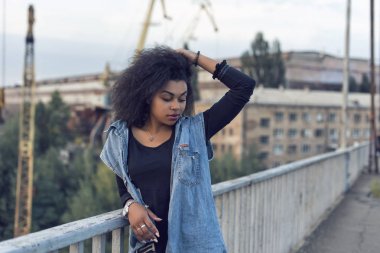 bir koyu tenli kızla sonbahar yürüyüş