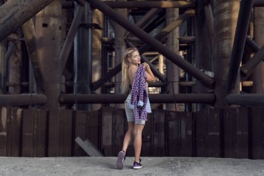 Sarışın şehrin farklı yerlerde