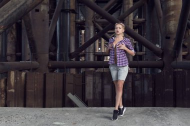 Sarışın şehrin farklı yerlerde