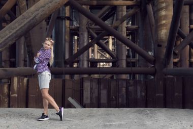 Sarışın şehrin farklı yerlerde