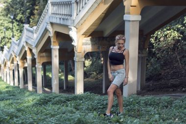 Sarışın şehrin farklı yerlerde