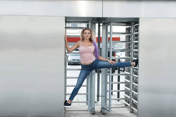 Sarışın şehrin farklı yerlerde