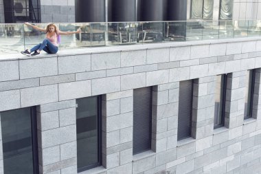 Sarışın şehrin farklı yerlerde