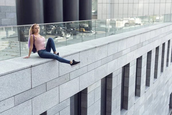 Blondin på olika platser i staden — Stockfoto