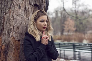 tatlı bir sarışın ile kış yürüyüş