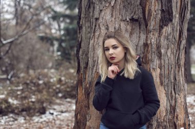 tatlı bir sarışın ile kış yürüyüş