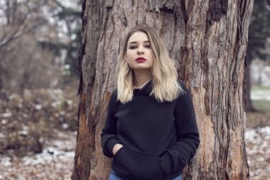 tatlı bir sarışın ile kış yürüyüş