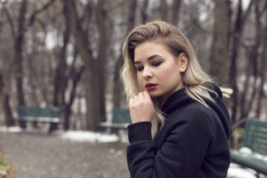 tatlı bir sarışın ile kış yürüyüş