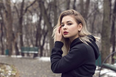 tatlı bir sarışın ile kış yürüyüş