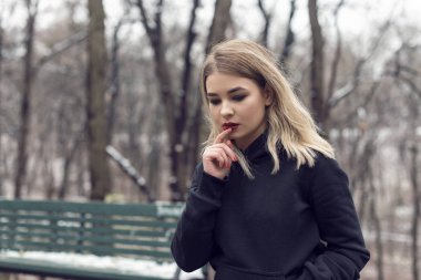 tatlı bir sarışın ile kış yürüyüş