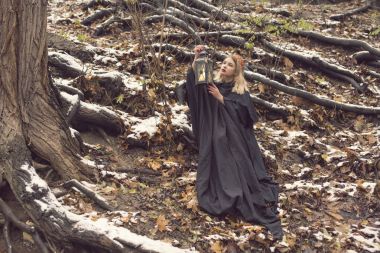 tatlı bir sarışın ile kış yürüyüş