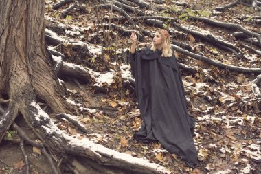 tatlı bir sarışın ile kış yürüyüş