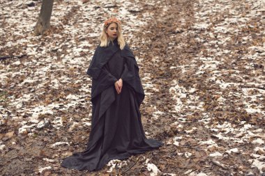 tatlı bir sarışın ile kış yürüyüş