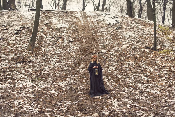 Зимняя прогулка с симпатичной блондинкой — стоковое фото