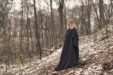 tatlı bir sarışın ile kış yürüyüş