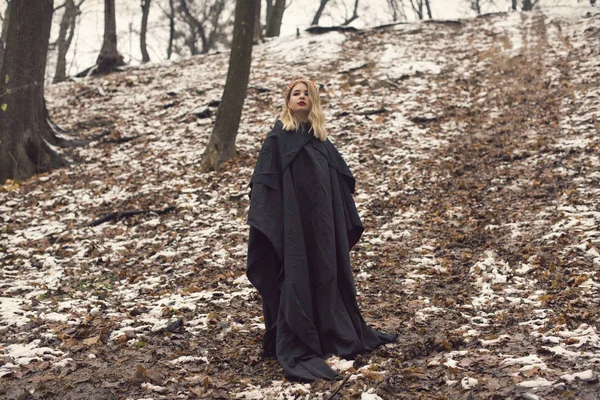 Vinterpromenad med Söt blond — Stockfoto