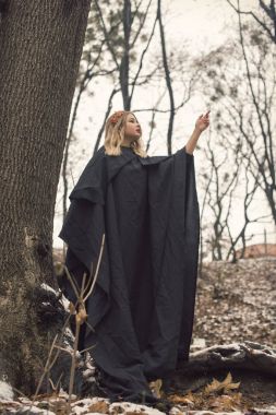 tatlı bir sarışın ile kış yürüyüş