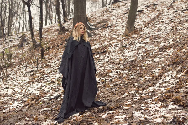 tatlı bir sarışın ile kış yürüyüş