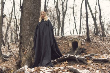 tatlı bir sarışın ile kış yürüyüş