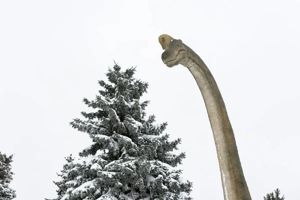 Dinossauro na natureza no inverno — Fotografia de Stock