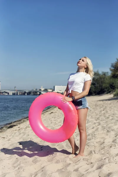 Mladá blond žena na pláži — Stock fotografie