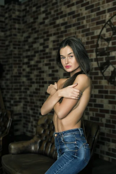 Morena magra posando em estúdio — Fotografia de Stock