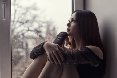 Stüdyoda kahverengi gözlü esmer