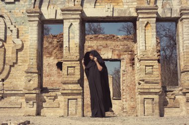 Terk edilmiş eski kalede yalnız bir keşiş