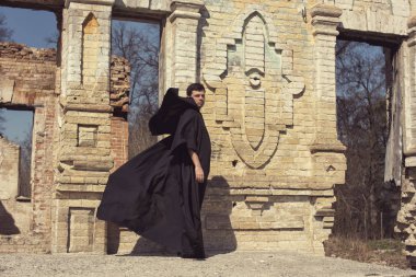 Terk edilmiş eski kalede yalnız bir keşiş