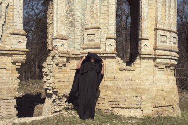 Terk edilmiş eski kalede yalnız bir keşiş