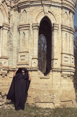 Terk edilmiş eski kalede yalnız bir keşiş