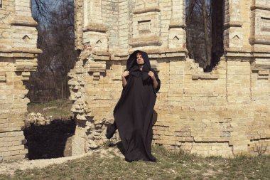 Terk edilmiş eski kalede yalnız bir keşiş