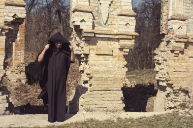 Terk edilmiş eski kalede yalnız bir keşiş