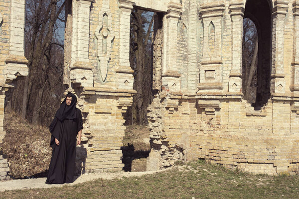 Одинокий монах в заброшенном старом замке
