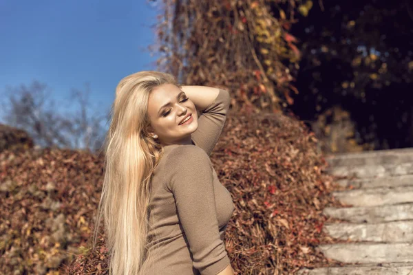 Herbstspaziergang im Park mit einer niedlichen Blondine — Stockfoto