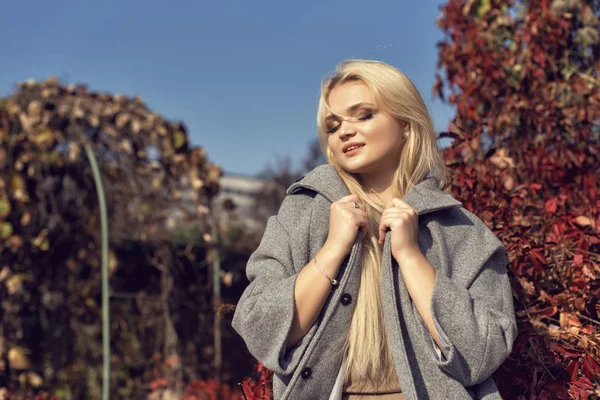 Herbstspaziergang im Park mit einer niedlichen Blondine — Stockfoto