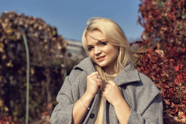 Herbstspaziergang im Park mit einer niedlichen Blondine — Stockfoto