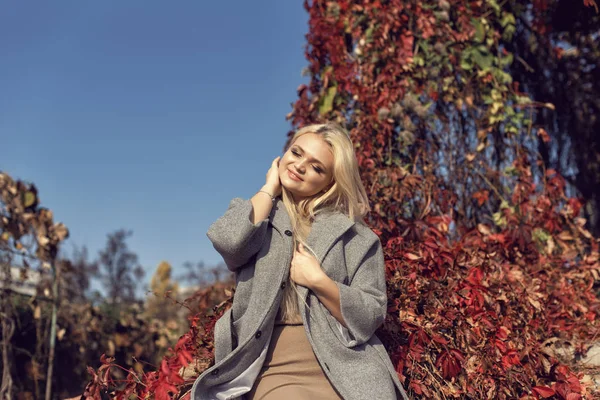 Herbstspaziergang im Park mit einer niedlichen Blondine — Stockfoto