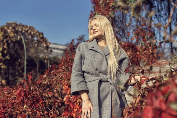 Promenade d'automne dans le parc avec une jolie blonde — Photo