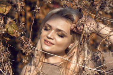 Parkta güzel bir sarışınla sonbahar yürüyüşü