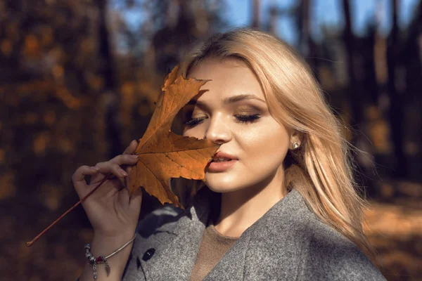Herbstspaziergang im Park mit einer niedlichen Blondine — Stockfoto