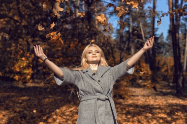 Parkta güzel bir sarışınla sonbahar yürüyüşü