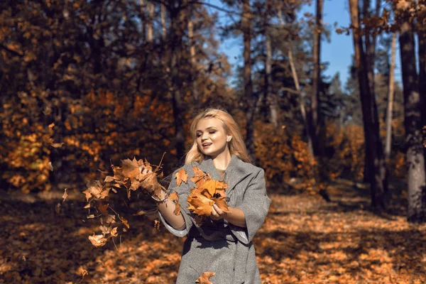 Passeio de outono no parque com uma loira fofa — Fotografia de Stock