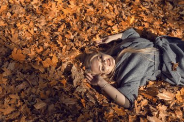 Parkta güzel bir sarışınla sonbahar yürüyüşü