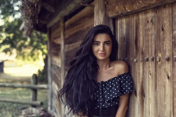 Fotoshoot met een brunette in een oud dorp — Stockfoto